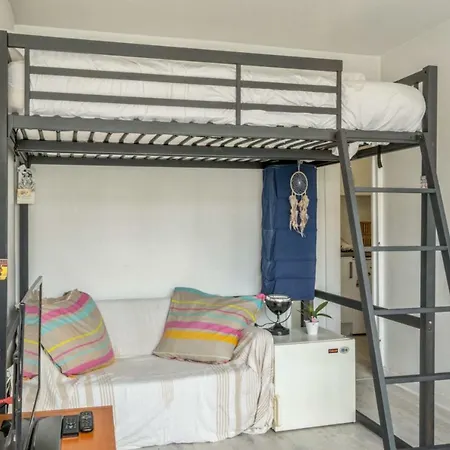 Bright Studio With Terrace Close To Belleville And Menilmontant - Welkeys