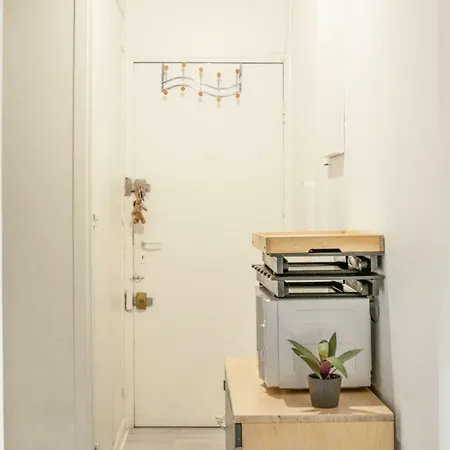 Bright Studio With Terrace Close To Belleville And Menilmontant - Welkeys